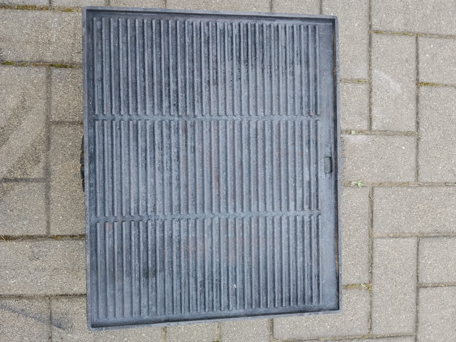 Cast iron vent grille after laser cleaning